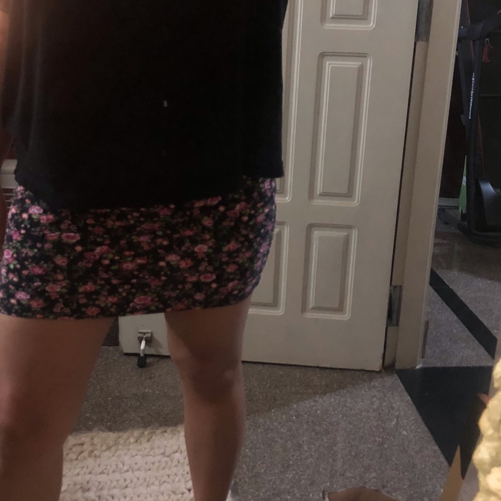 Pair of mini skirt - Picture 7 of 8